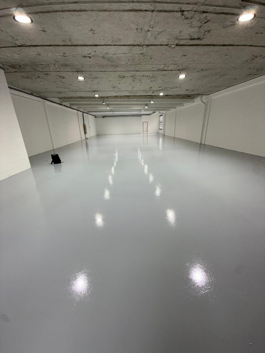 Remise en état d'un local professionnel — espace propre avec colonnes et lumière naturelle