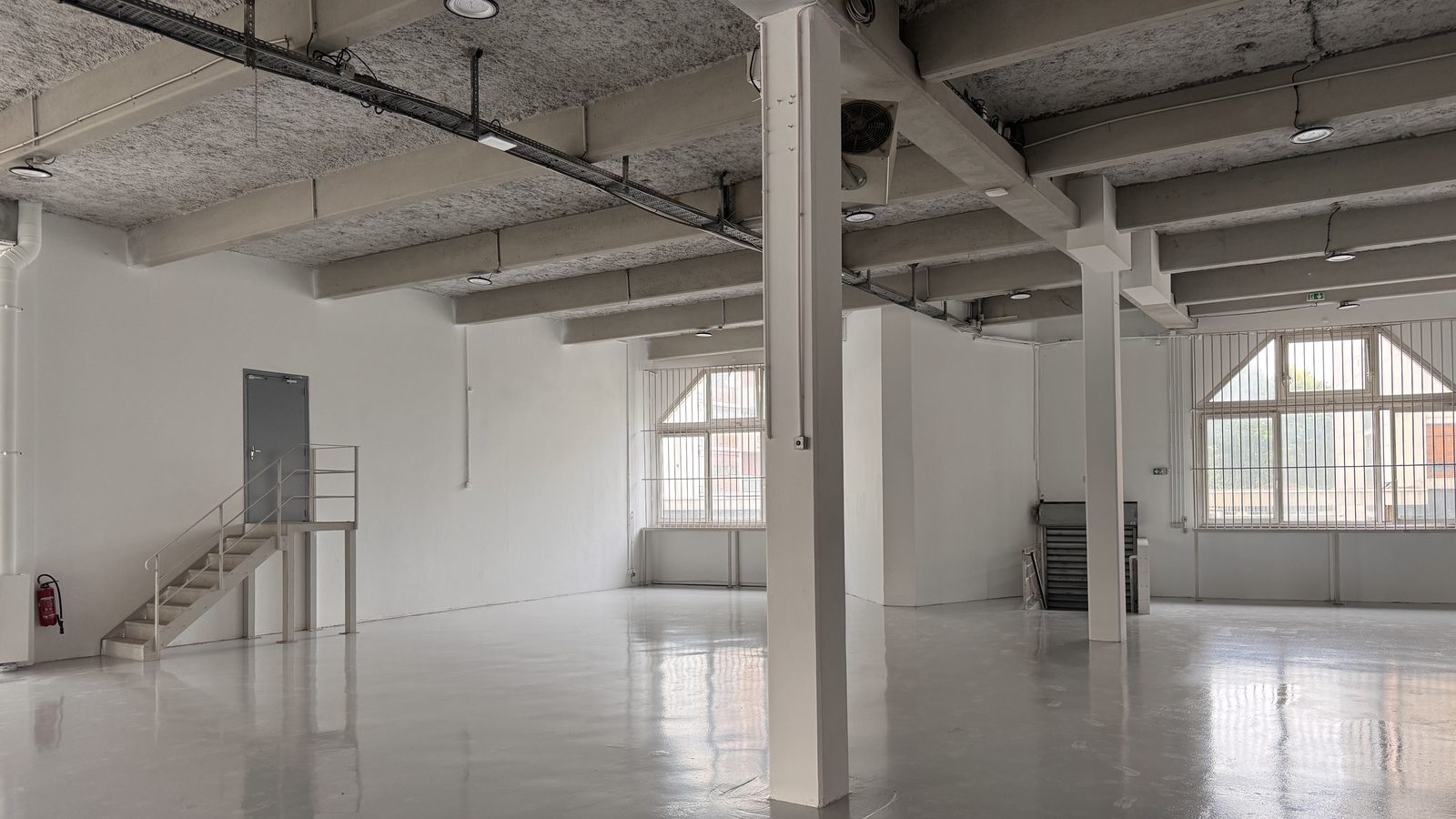 Rénovation complète d'un local d'activité — grande surface industrielle rénovée