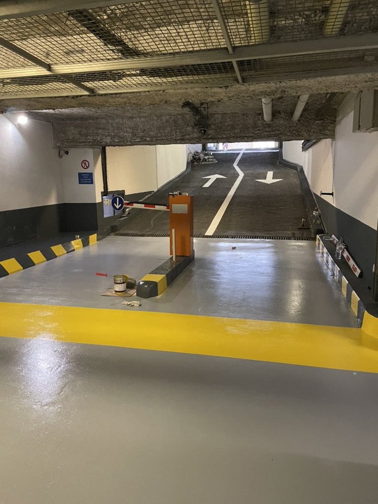 Parking souterrain — peinture et sol époxy