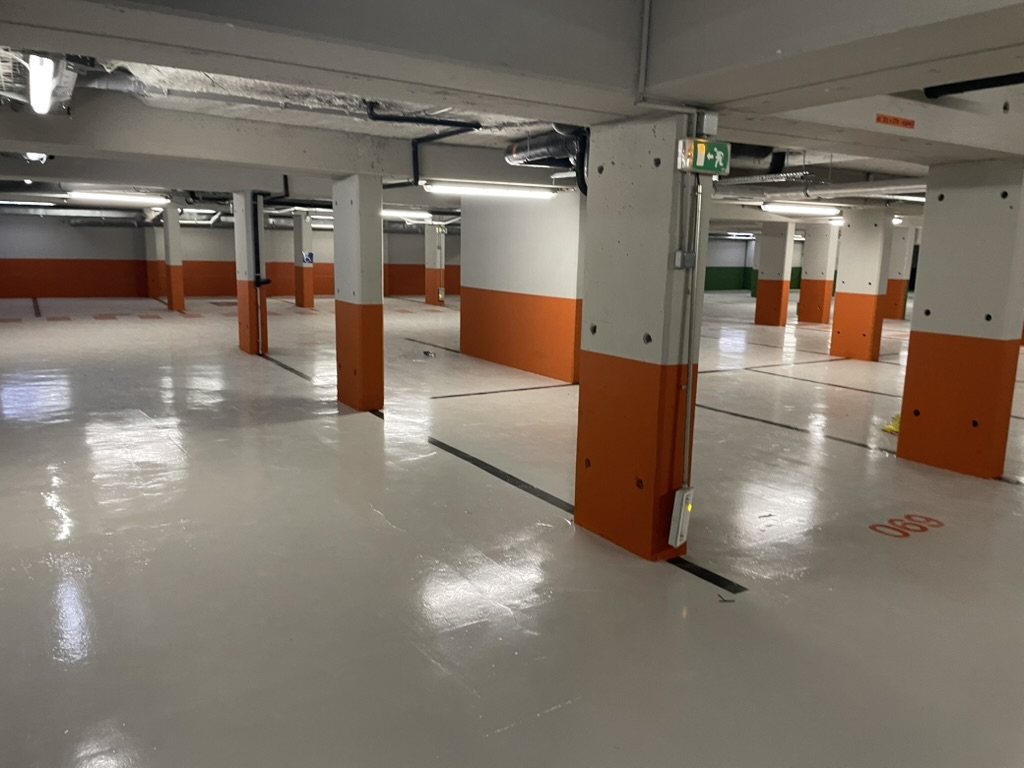 Parking souterrain — peinture et sol époxy