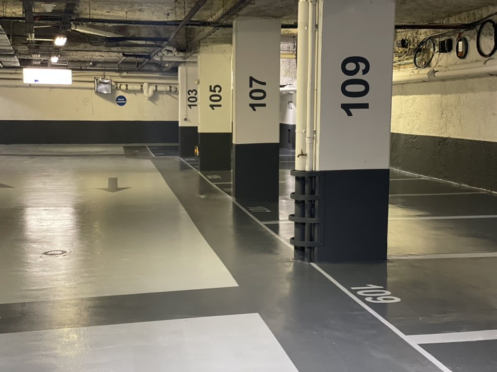 Parking souterrain — marquage et signalétique