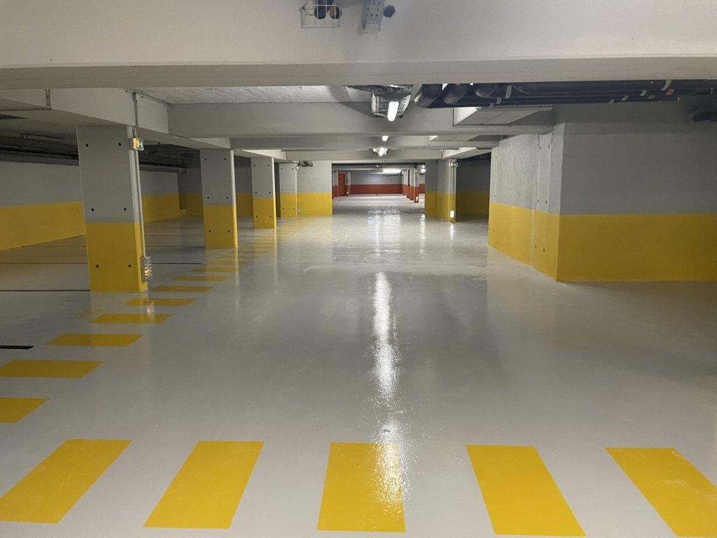 Parking souterrain — peinture et sol époxy
